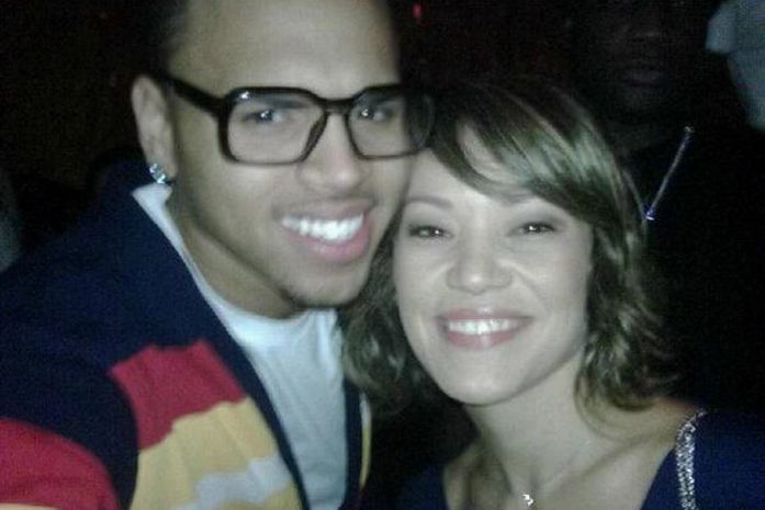 Geovanna Tominaga posa com Chris Brown em Nova York
