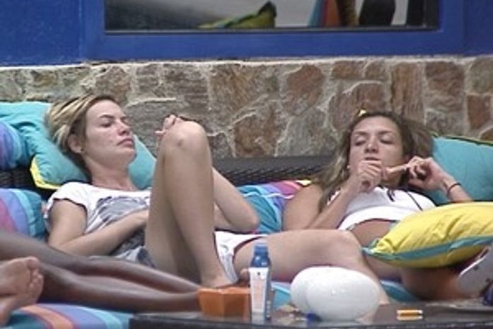 Diana diz que Natália já tentou agarrá-la debaixo do edredom