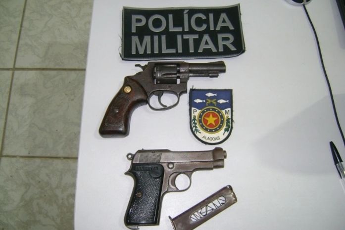 Policiais do 11º Batalhão apreende armas em residência