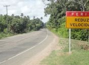 Placas de sinalização foram colocadas para alertar os motoristas sobre os perigos na rodovia