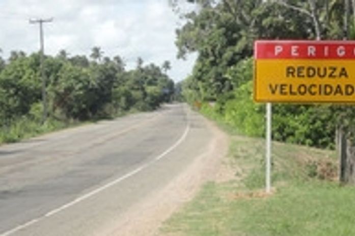 Placas de sinalização foram colocadas para alertar os motoristas sobre os perigos na rodovia