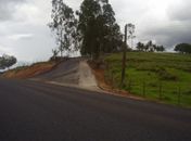 Prefeito acusa empreiteira que realiza obra pública de asfaltar acesso à fazenda