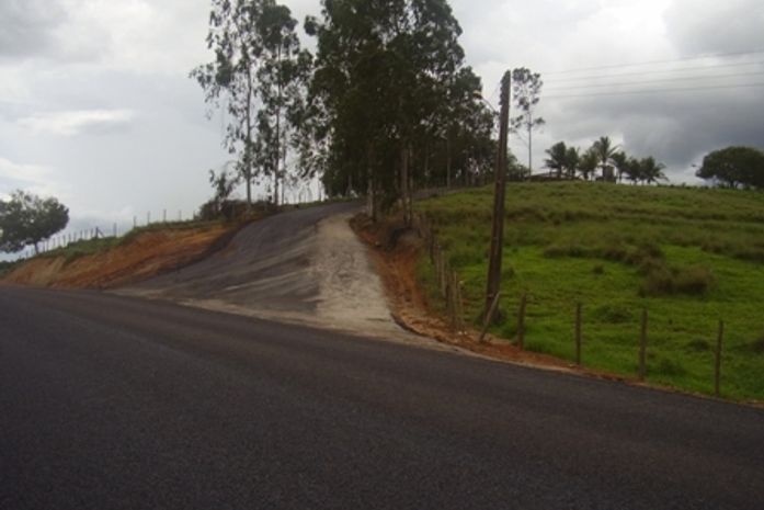 Prefeito acusa empreiteira que realiza obra pública de asfaltar acesso à fazenda