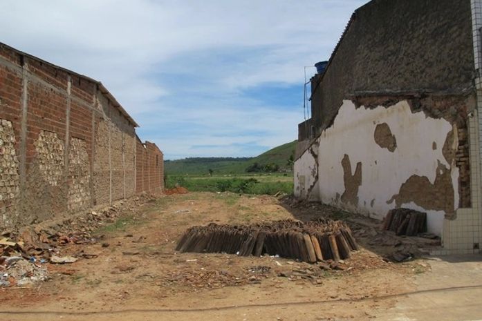 Vazio: da casa destruída pela enchente, restaram apenas algumas telhas