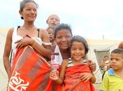 Quitéria (à dir.) abraça a filha Vitória: rubro-negras