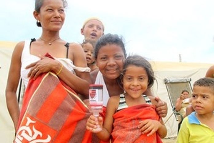 Quitéria (à dir.) abraça a filha Vitória: rubro-negras