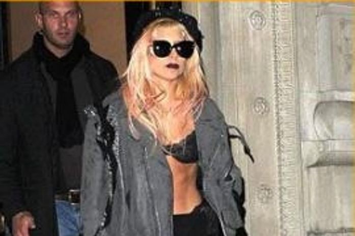 Lady Gaga passeia apenas de sutiã e meia calça por Nova York