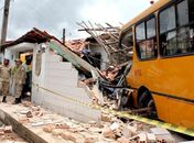 Ônibus invade casas e deixa 7 pessoas feridas em Teresina