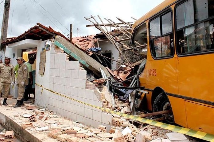 Ônibus invade casas e deixa 7 pessoas feridas em Teresina