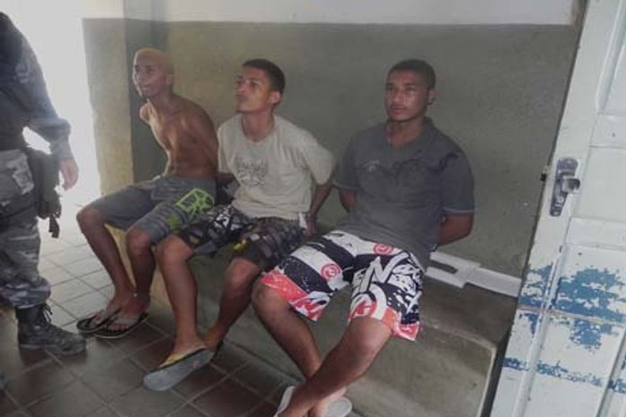 Três homens são presos com e documentos falsos dentro de carro locado