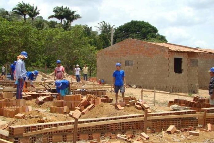 Construção de creche e conjunto habitacional segue em ritmo acelerado