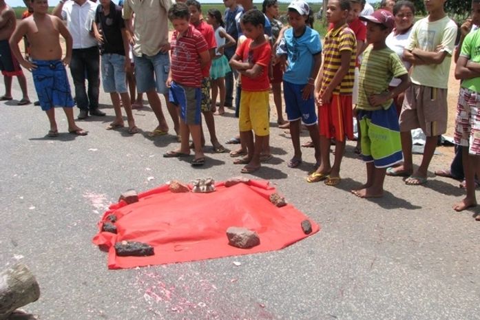 Criança atravessou a pista e foi atingida por Van