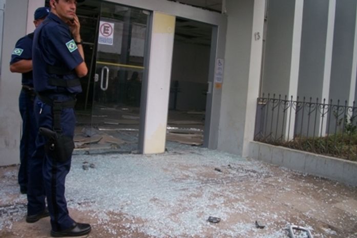 Assaltantes usaram explosivo para quebrar vidraça