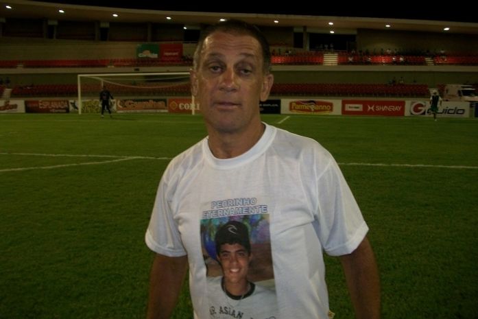 Técnico do Coruripe Celso Teixeira passa mal e fica internado