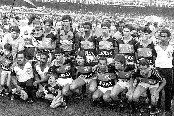 Em pé: Leandro, Zé Carlos, Andrade, Edinho, Leonardo e Jorginho. Agachados: Bebeto, Renato, Aílton, Zico e
Zinho. Time do Flamengo de 1987 só teve um jogador que não passou pela Seleção