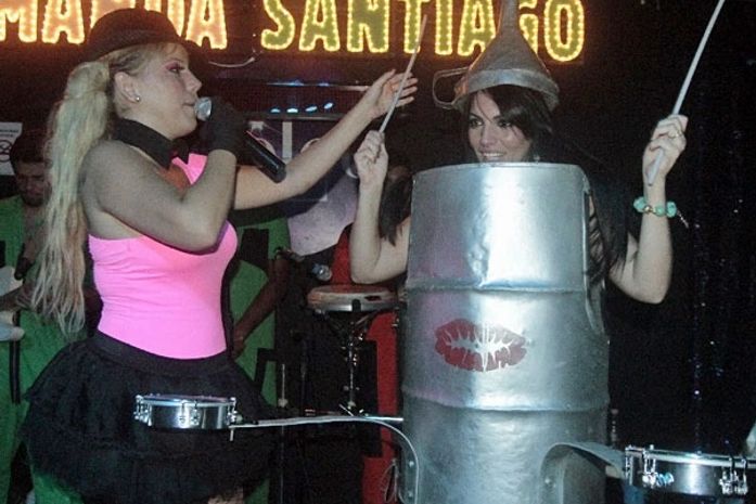 Ex-BBB Anamara se veste de Homem de Lata em Salvador