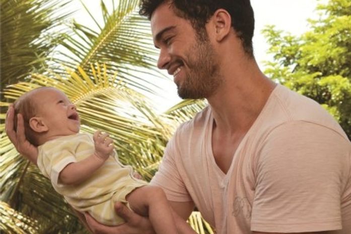 Sidney Sampaio brinca com o pequeno Leonardo, de apenas três meses