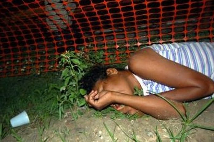 Mulher tenta suicídio se jogando na frente de carros no Francês