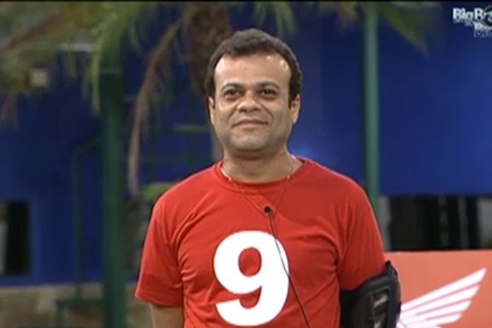 No jogo do tabuleiro, Daniel vence prova do líder e ganha uma moto
