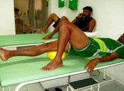 Alexsandro faz fisioterapia intensa para retornar aos campos