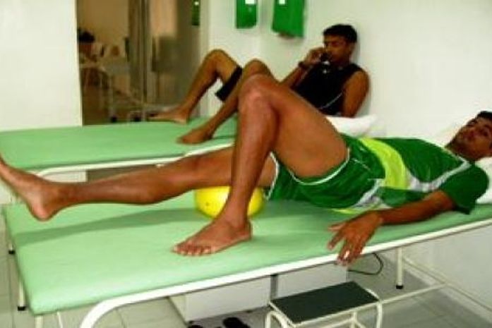 Alexsandro faz fisioterapia intensa para retornar aos campos