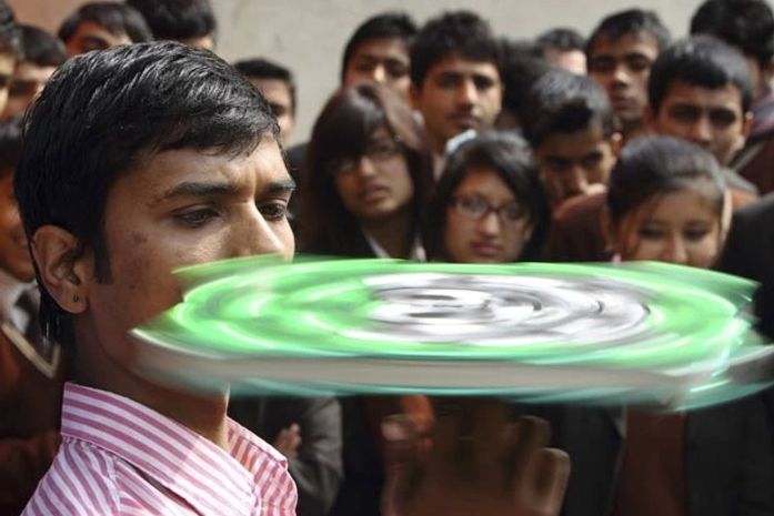 Por recorde, nepalês gira livro sobre o dedo por 30 minutos