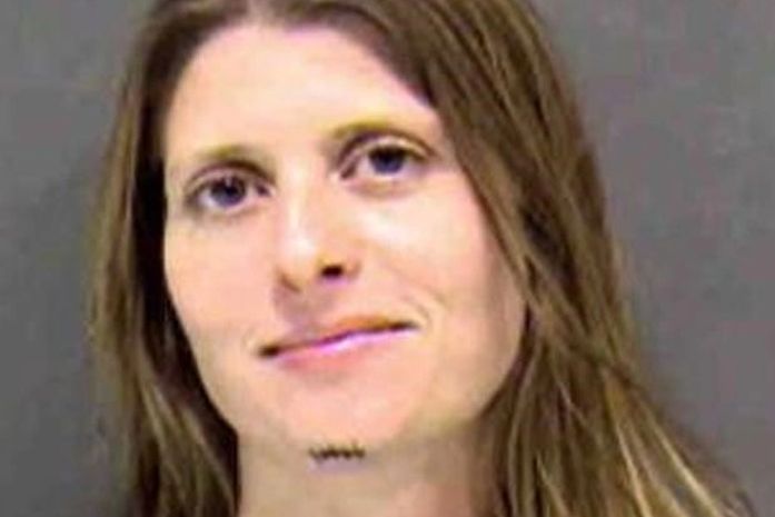 Americana é presa após fazer strip em banheiro masculino