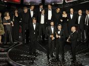 'O discurso do rei' vence filme, ator, diretor e roteiro original no Oscar