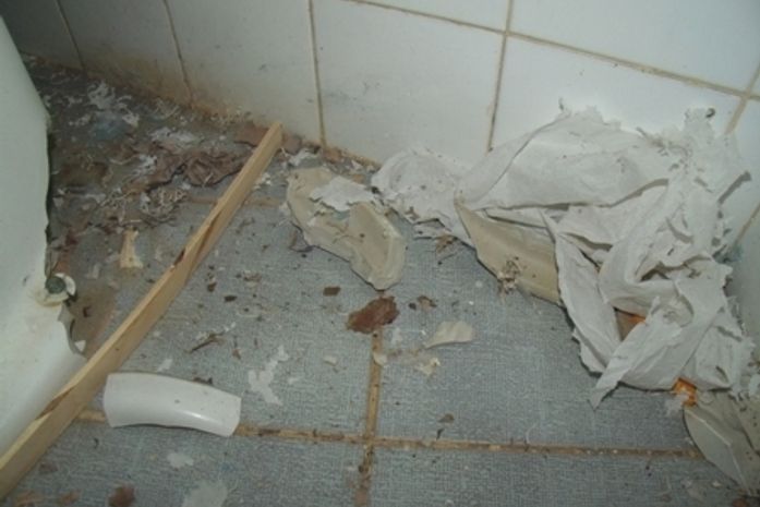 Bomba explodiu no banheiro
