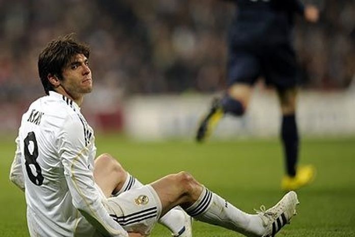 Após vaias, espanhóis dão certeza: futuro de Kaká é "bem longe" do Real