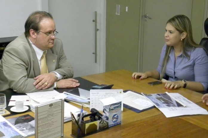 Juiz Nelson Tenório durante reunião com a prefeita da cidade de Piranhas, Melina Freitas