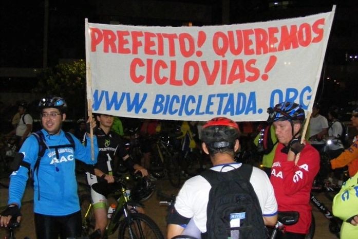 ciclistas a pé, carregando suas bicicletas