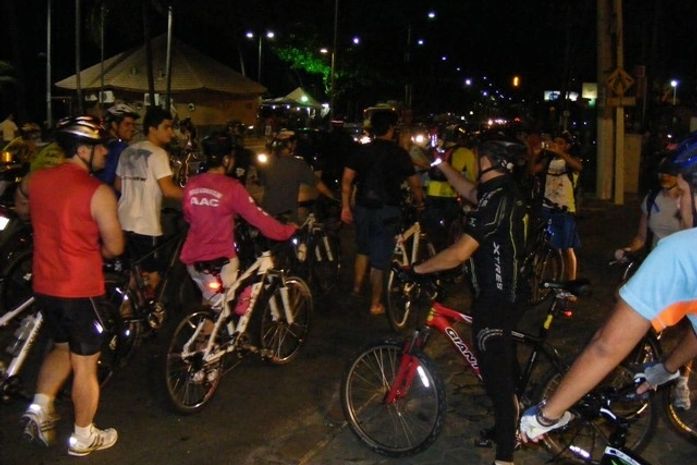 ciclistas a pé, carregando suas bicicletas