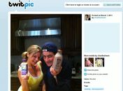 O ator Charlie Sheen inaugurou sua conta no Twitter com foto ao lado da atriz pornô Bree Olson 