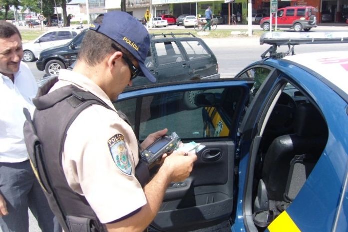 Agente da PRF durante fiscalização
