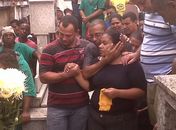 Mãe de Lavínia é amparada no cemitério
