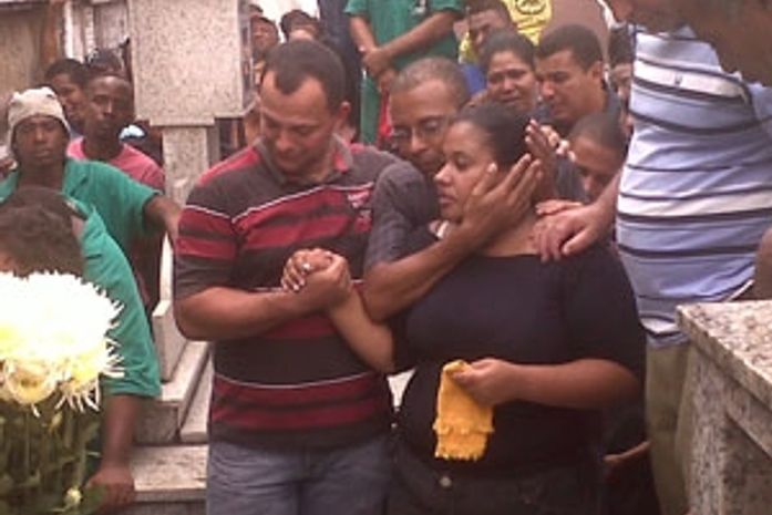 Mãe de Lavínia é amparada no cemitério