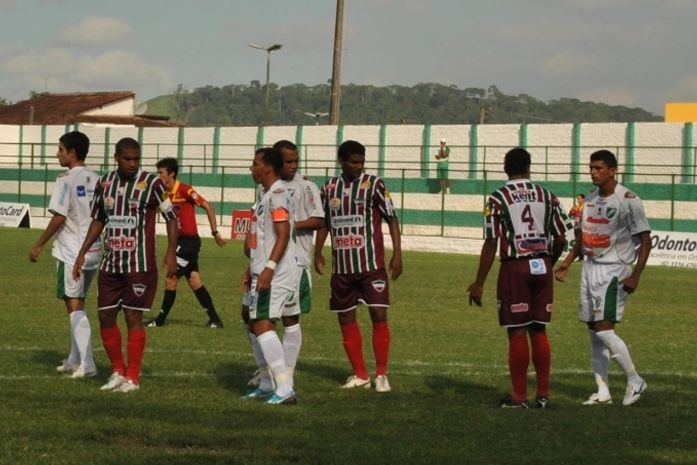 Com jogador desmaiado e confusão, Murici e CSE empatam em 1 a 1