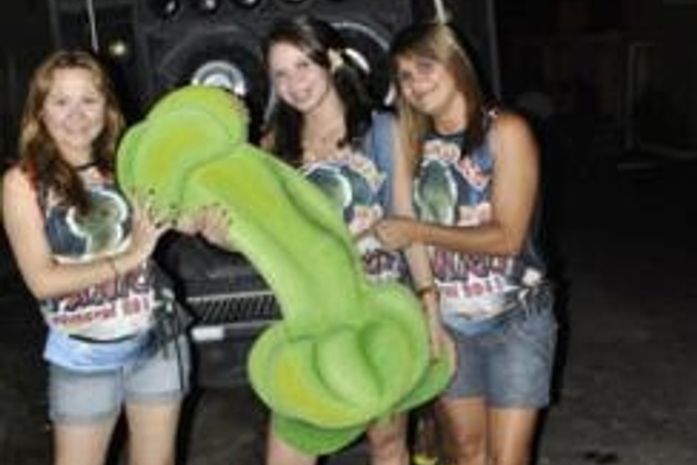 Maracujá que cresce em formato fálico vira bloco de carnaval