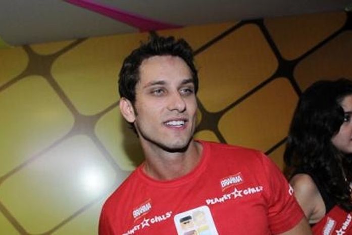 Eiléser diz que bota a mão no fogo por Rodrigão: ‘Ele não é gay’
