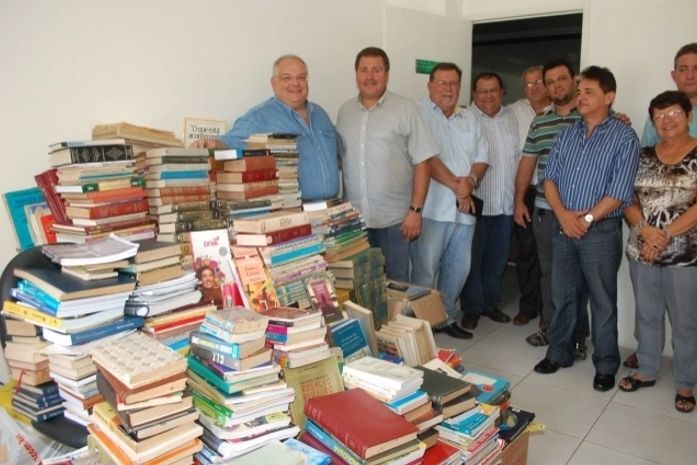 OAB/AL entrega livros doados à Biblioteca Pública de Murici