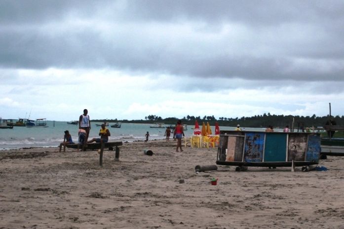 Chuva afasta banhistas da praia de Paripueira no sábado de Zé Pereira