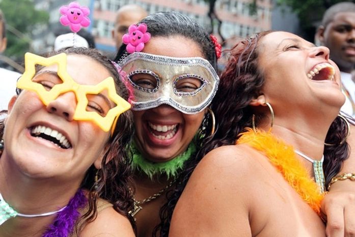Bola Preta faz grandioso desfile com milhares de foliões no Centro do Rio