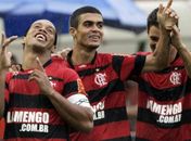 Ronaldinho e Thiago Neves brilham e Flamengo bate Olaria
