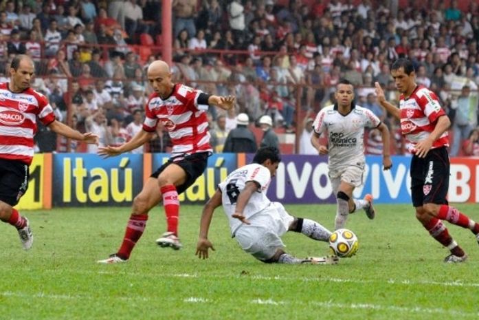Corinthians vence, quebra jejum e assume a liderança do Paulistão