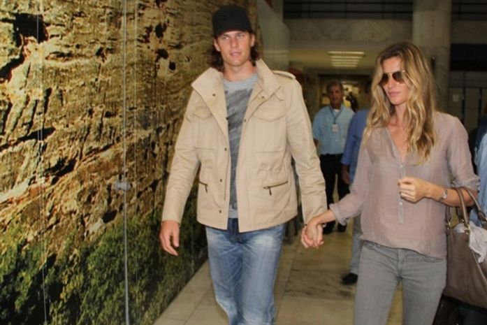 Gisele Bündchen e Tom Brady desembarcam no Rio de mãos dadas