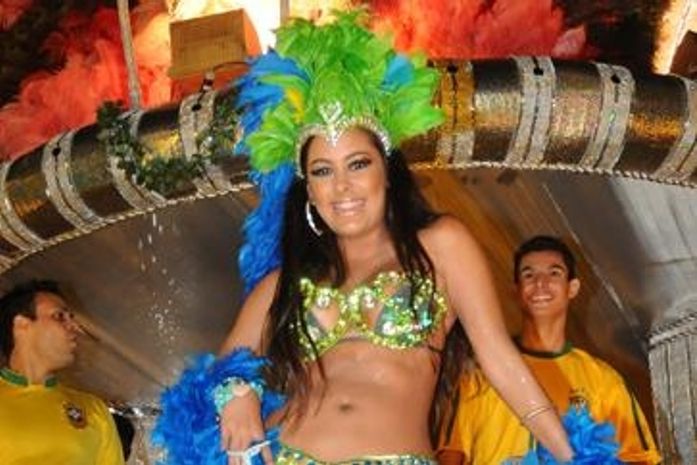 "Comportada" Larissa Riquelme estréia no carnaval brasileiro