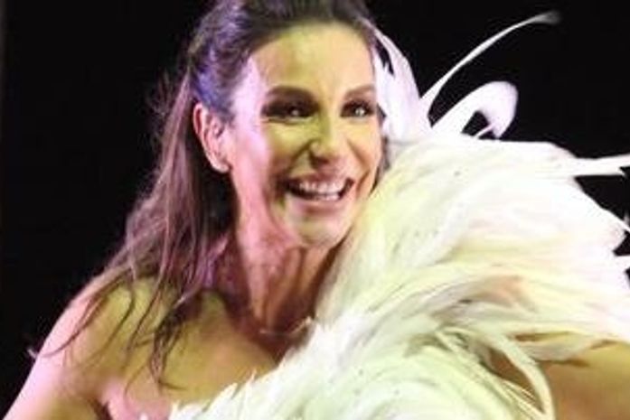 Claudia Leitte e Ivete Sangalo homenageiam Daniela Mercury