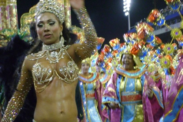 Rainha da bateria da Vila Maria faz curativo embaixo do seio