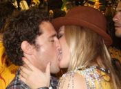 Fiorella Mattheis e Flavio Canto trocam beijos e brigam no camarote